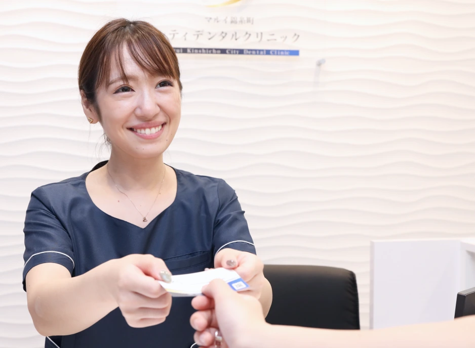 受付で対応するスタッフ
